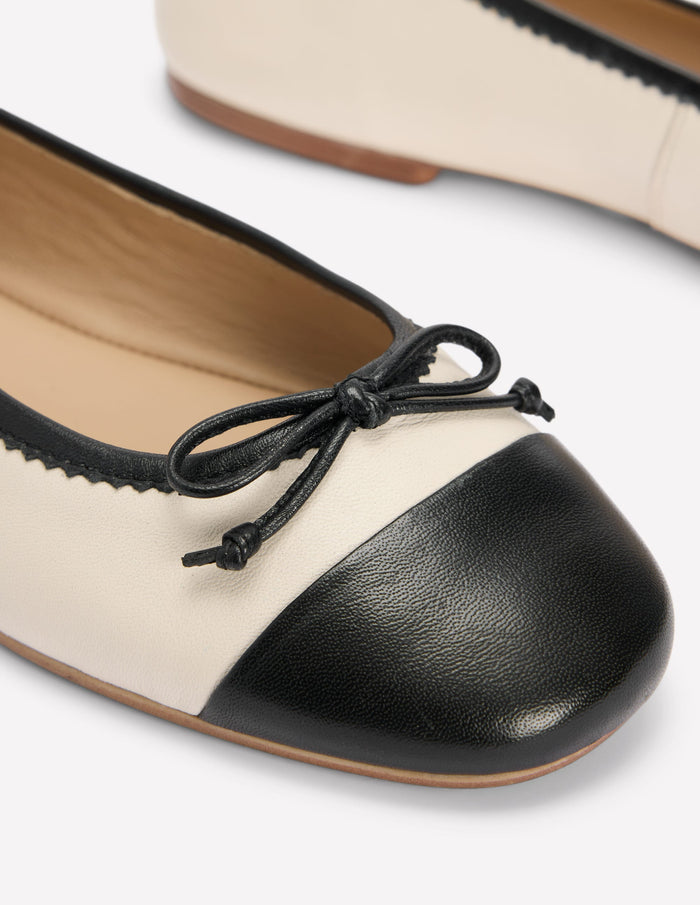 Kitty Flexi Sole Ballet Flats Ecru/Black